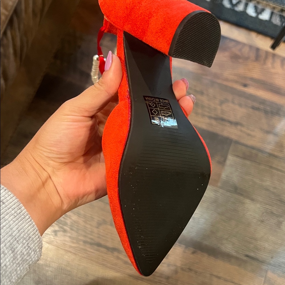 Elegant Red Women's Heels with Pearl Detailing - Picture 4 of 5